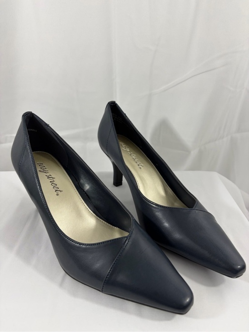 NWT Easy Street Women’s Size 8W Navy Pointed-Toe Pump Heels